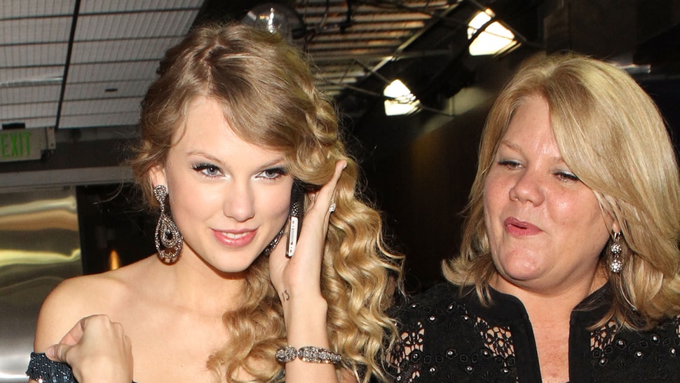 Taylor Swift mother