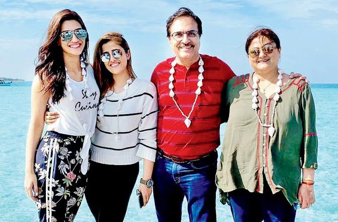 kriti sanon family