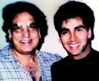 Akshay kumar with his father