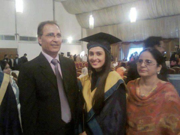 Ayeza khan parents